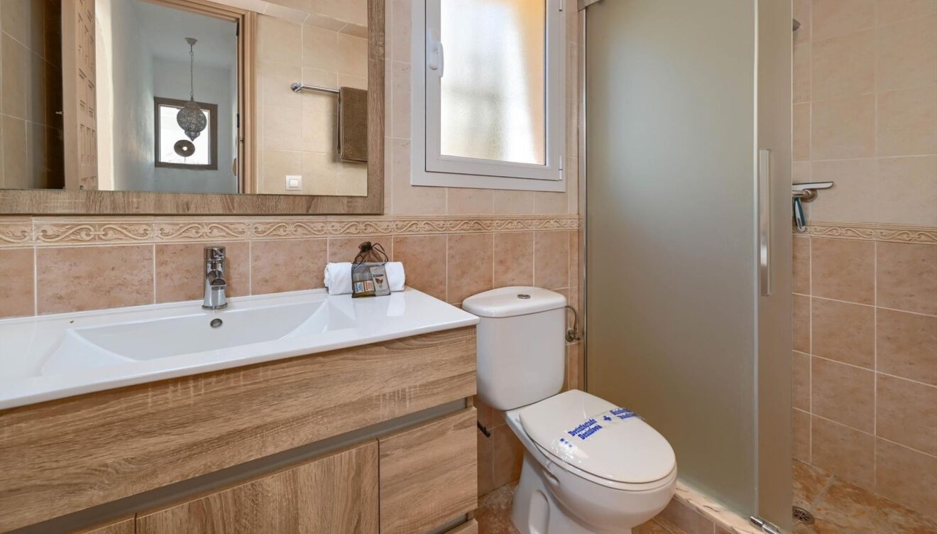 Cuarto de baño completo con acabados cerámicos de calidad