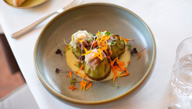 detalle de uno de los platos de vall de cavall preparado con producto seleccionado