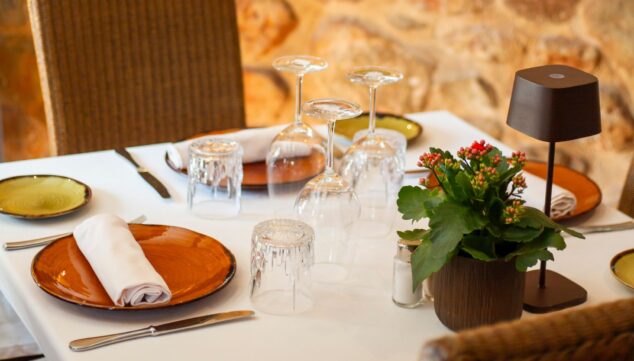 detalle del interior de vall de cavall donde cada mesa ofrece comodidad y privacidad