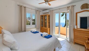 Dormitorio principal con cama amplia y armarios empotrados