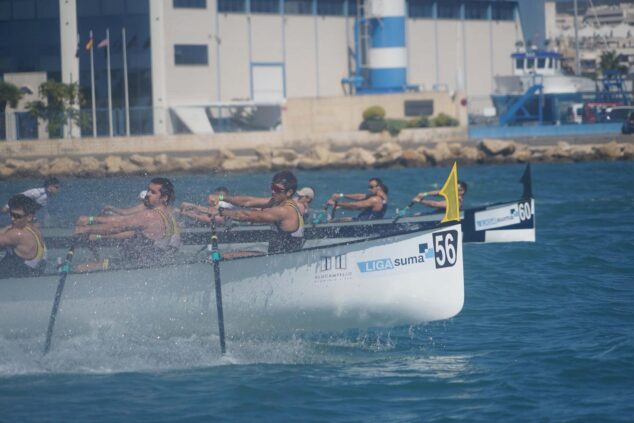 Imagen: Dos embarcaciones de remo de banco fijo compiten vigorosamente en la VIII Regata Liga Suma en Santa Pola.