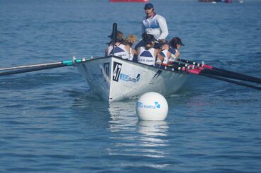 Embarcación femenina del C.N.B. Remo en la VIII Regata Liga Suma de Santa Pola