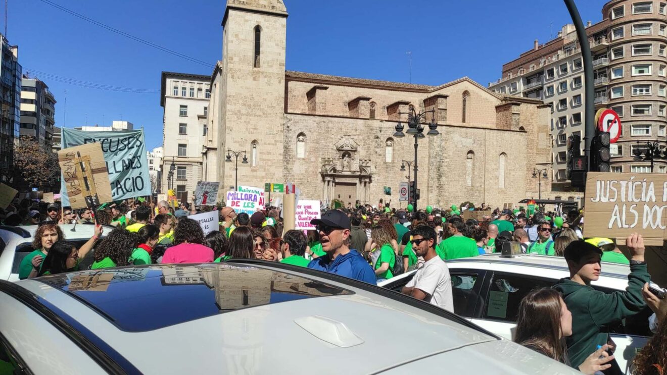 El centro de València se paraliza con las reivindicaciones de la huelga educativa en la Comunitat Valenciana