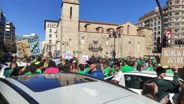 Imagen: El centro de València se paraliza con las reivindicaciones de la huelga educativa en la Comunitat Valenciana