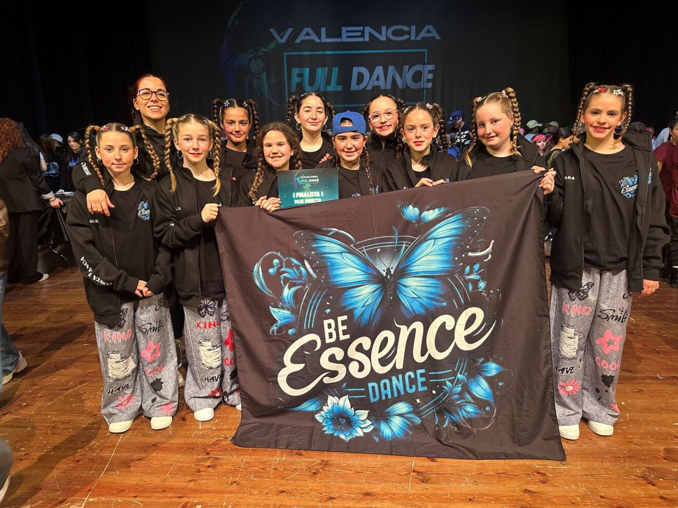 El dúo Petit Essence junto a Ada Arbona tras lograr el tercer puesto en urban infantil y su pase al campeonato nacional