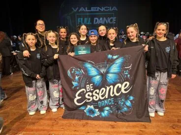 El dúo Petit Essence junto a Ada Arbona tras lograr el tercer puesto en urban infantil y su pase al campeonato nacional