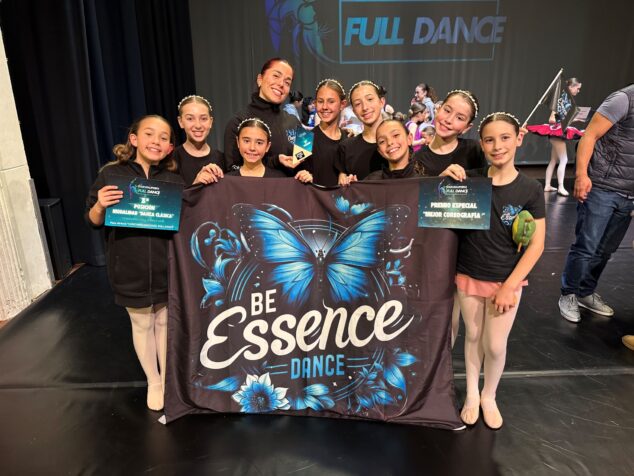 Imagen: El grupo Beauty Essence junto a su coreógrafa Ada Arbona tras lograr la mejor puntuación en danza clásica infantil y el premio a mejor coreografía