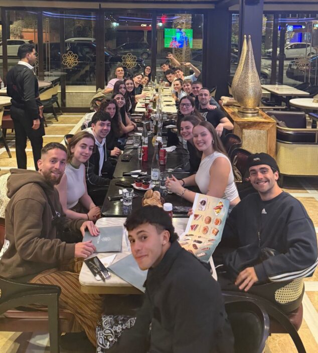 Imatge: El grup de joves durant un sopar a Marràqueix