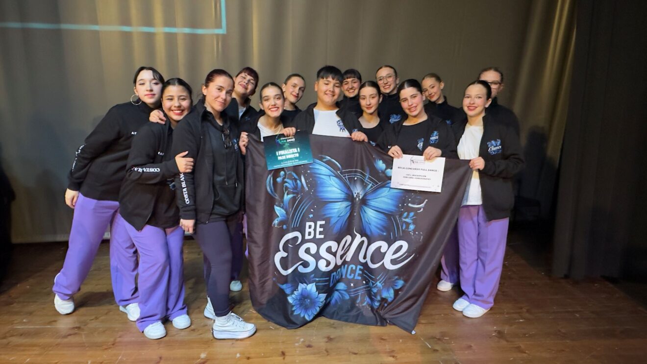 El grupo La Fam junto a Ada Arbona tras conseguir el quinto puesto en urban senior y una beca coreográfica para Italia