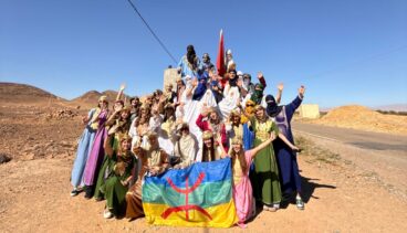 Die Gruppe trug bei einer Aktivität in der Wüste traditionelle Trachten.