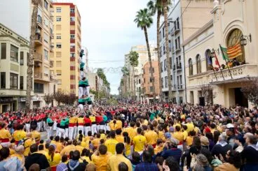 el ifac figura emblematica y original de la muixeranga de la marina alta alzandose con exito frente al ayuntamiento de castello de la plana