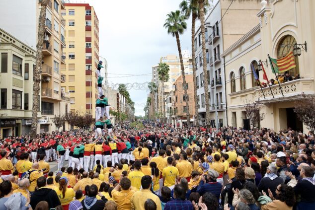 Imagen: El 'Ifac', figura emblemática y original de la Muixeranga de la Marina Alta, alzándose con éxito frente al Ayuntamiento de Castelló de la Plana. Foto: Josep Perelló