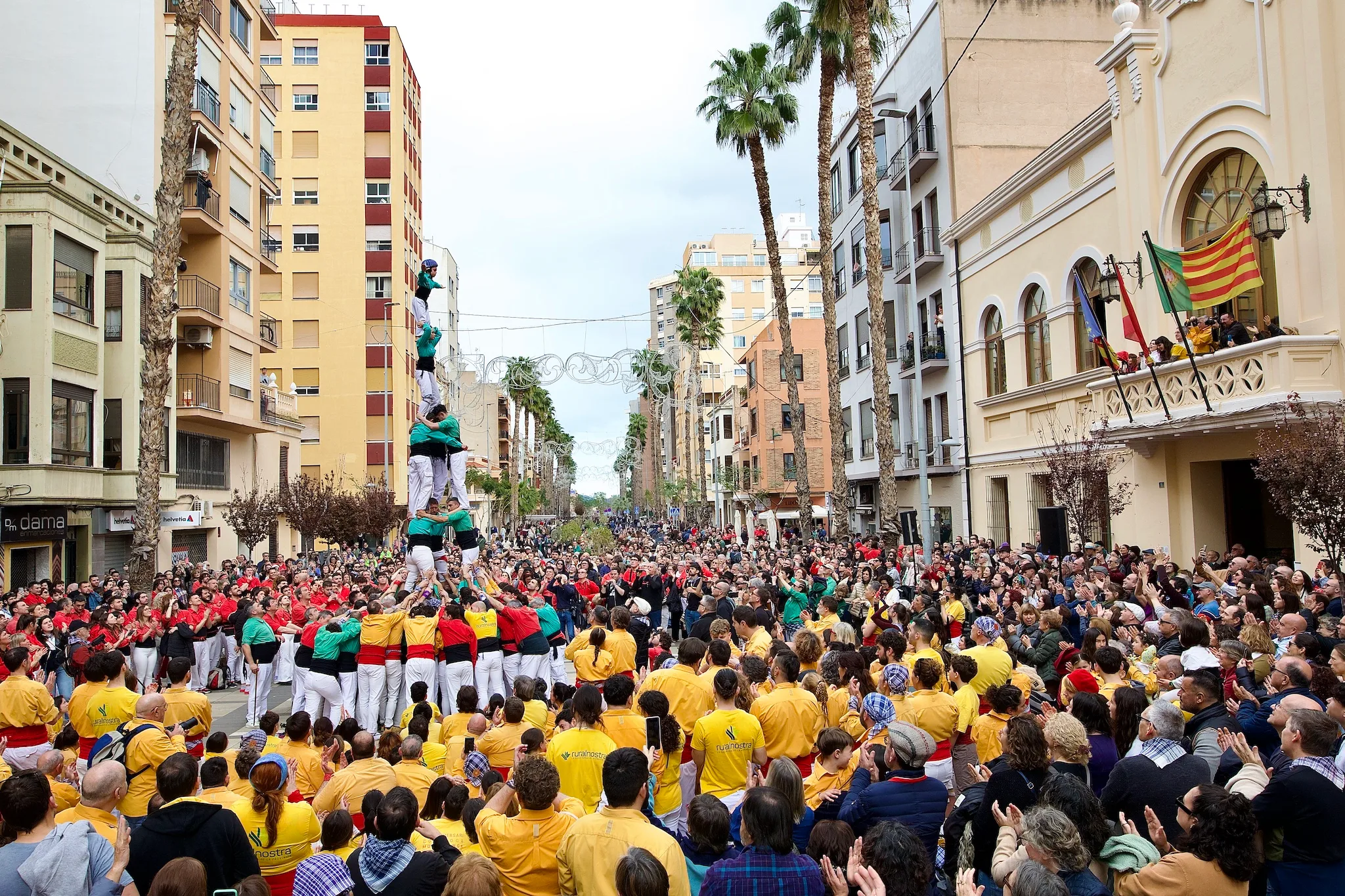 el ifac figura emblematica y original de la muixeranga de la marina alta alzandose con exito frente al ayuntamiento de castello de la plana