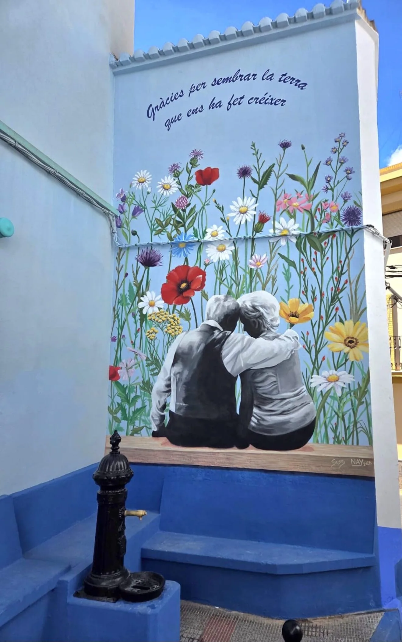 El nuevo mural ubicado en la calle Vicente Gallart de Calp, con el que el municipio rinde homenaje a sus mayores y a la herencia cultural transmitida