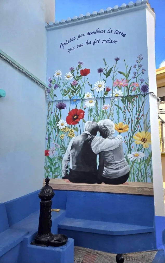 Imagen: El nuevo mural ubicado en la calle Vicente Gallart de Calp, con el que el municipio rinde homenaje a sus mayores y a la herencia cultural transmitida