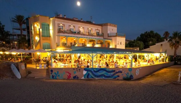 el restaurant noguera de denia iluminado al anochecer junto al mediterraneo