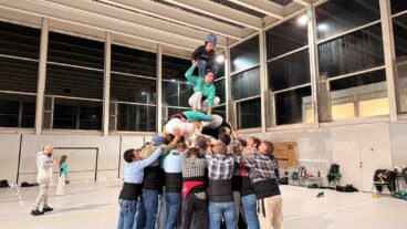 Ensayo de la Muixeranga de la Marina Alta con una figura de varios pisos durante la preparación para la Magdalena de Castellón