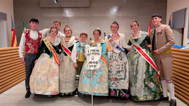 Convent y La Font ganadoras del Primer Premio a los monumentos de las Fallas de Pego 2026 2 Imagen: Entrega del primer premio de la falla infantil a la Falla La Font de Pego en 2026
