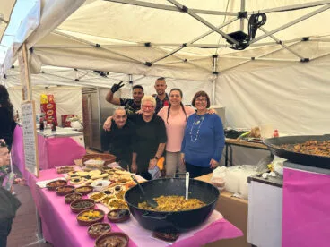 Equipo de K la Salsa, establecimiento de comida para llevar en El Verger, durante la Fira de Comerç Comarcal del Verger 2026