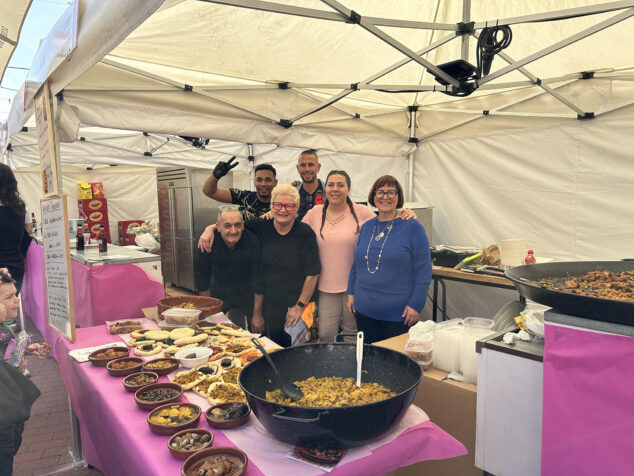 Imagen: Equipo de K la Salsa, establecimiento de comida para llevar en El Verger, durante la Fira de Comerç Comarcal del Verger 2026