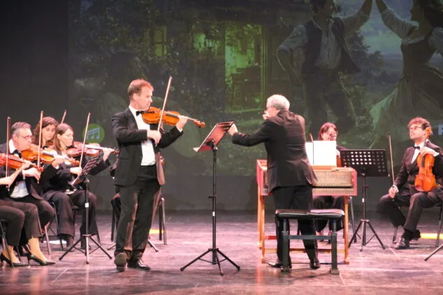 eugeny morgatov y la orquestra de la marina alta interpretando las cuatro estaciones en beniarbeig