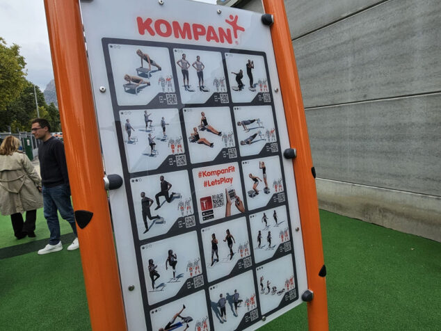 Imagen: Explicaciones sobre las máquinas del gimnasio al aire libre de Calp