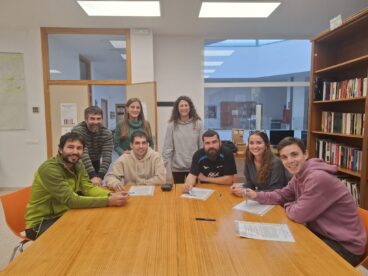 firma oficial de los contratos entre equipo politico y tecnicos del ayuntamiento y los jovenes beneficiarios