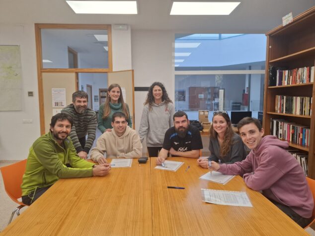 Imatge: Signatura oficial dels contractes entre equip polític i tècnics de l'Ajuntament i els joves beneficiaris