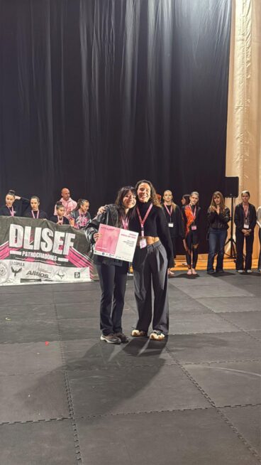 Entrega del Primer Premio en el Aerial Arts Championship a Amar M.