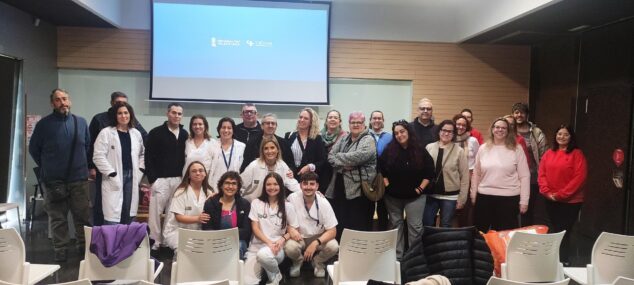 Imagen: Profesionales sanitarios y pacientes reunidos durante la jornada integral sobre obesidad celebrada en el Hospital de Dénia