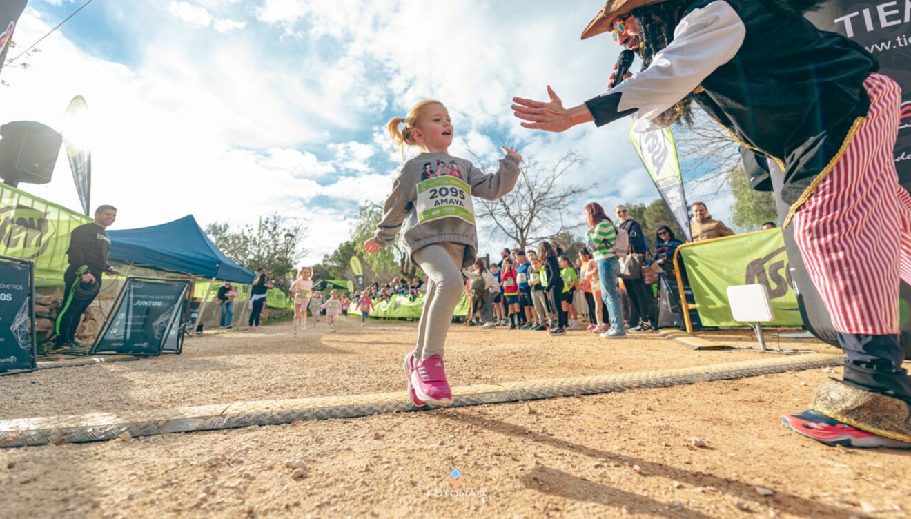 Fotografía familiar al aire libre con emociones auténticas