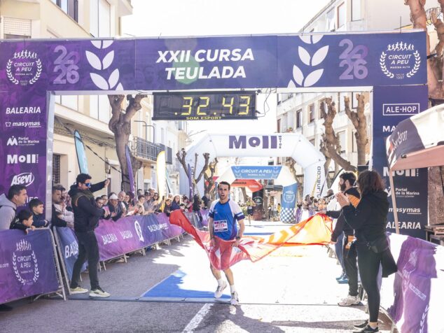 Imagen: Ganador cruzando la meta de la XXII Cursa Teulada 2026