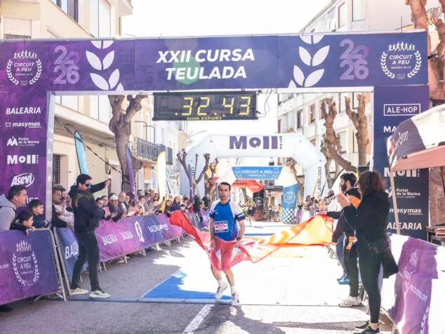 Imagen: Ganador cruzando la meta de la XXII Cursa Teulada 2026