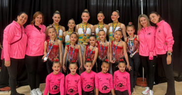 grupo de gimnastas y entrenadoras del cg les marines de calp