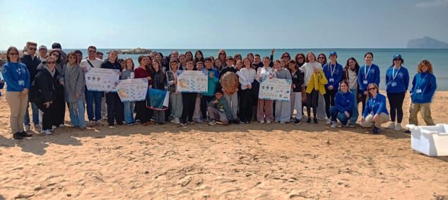 Imagen: Foto de grupo de escolares y organizadores con la tortuga marina 'Tuk Tuk' en la playa de Calp durante su suelta.