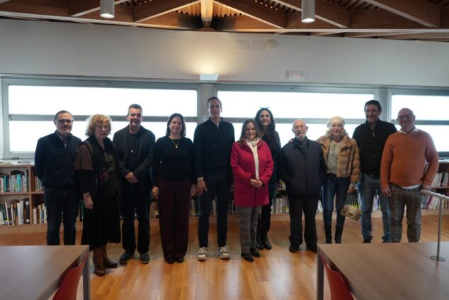 Imagen: Foto de grupo de los miembros del jurado de los premios culturales de Benissa en una biblioteca.