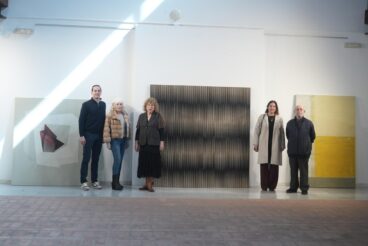 Benissa revela los ganadores de los Premis 25 d'Abril y del Certamen de Pintura Salvador Soria de 2026 2 Miembros del jurado del 44º Certamen de Pintura S. Soria de Benissa posan frente a obras de arte en una galería.