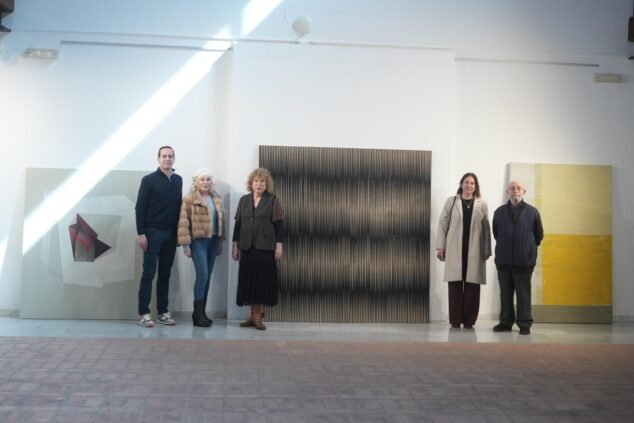 Benissa revela los ganadores de los Premis 25 d'Abril y del Certamen de Pintura Salvador Soria de 2026 15 Miembros del jurado del 44º Certamen de Pintura S. Soria de Benissa posan frente a obras de arte en una galería.