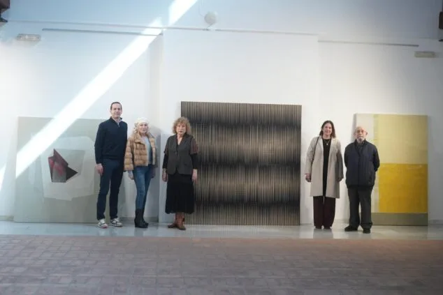 Benissa revela los ganadores de los Premis 25 d'Abril y del Certamen de Pintura Salvador Soria de 2026 2 Imagen: Miembros del jurado del 44º Certamen de Pintura S. Soria de Benissa posan frente a obras de arte en una galería.
