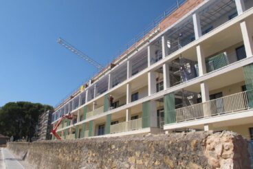 ¿Se frena el ladrillo en la Marina Alta? La comarca modera su crecimiento en 2025 tras un año de récord histórico 3 Edificio residencial en construcción con andamios y grúa torre en Dénia, Marina Alta