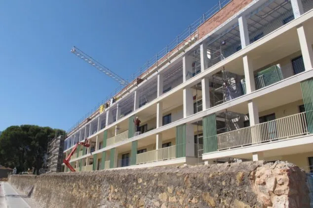 Edificio residencial en construcción con andamios y grúa torre en Dénia, Marina Alta