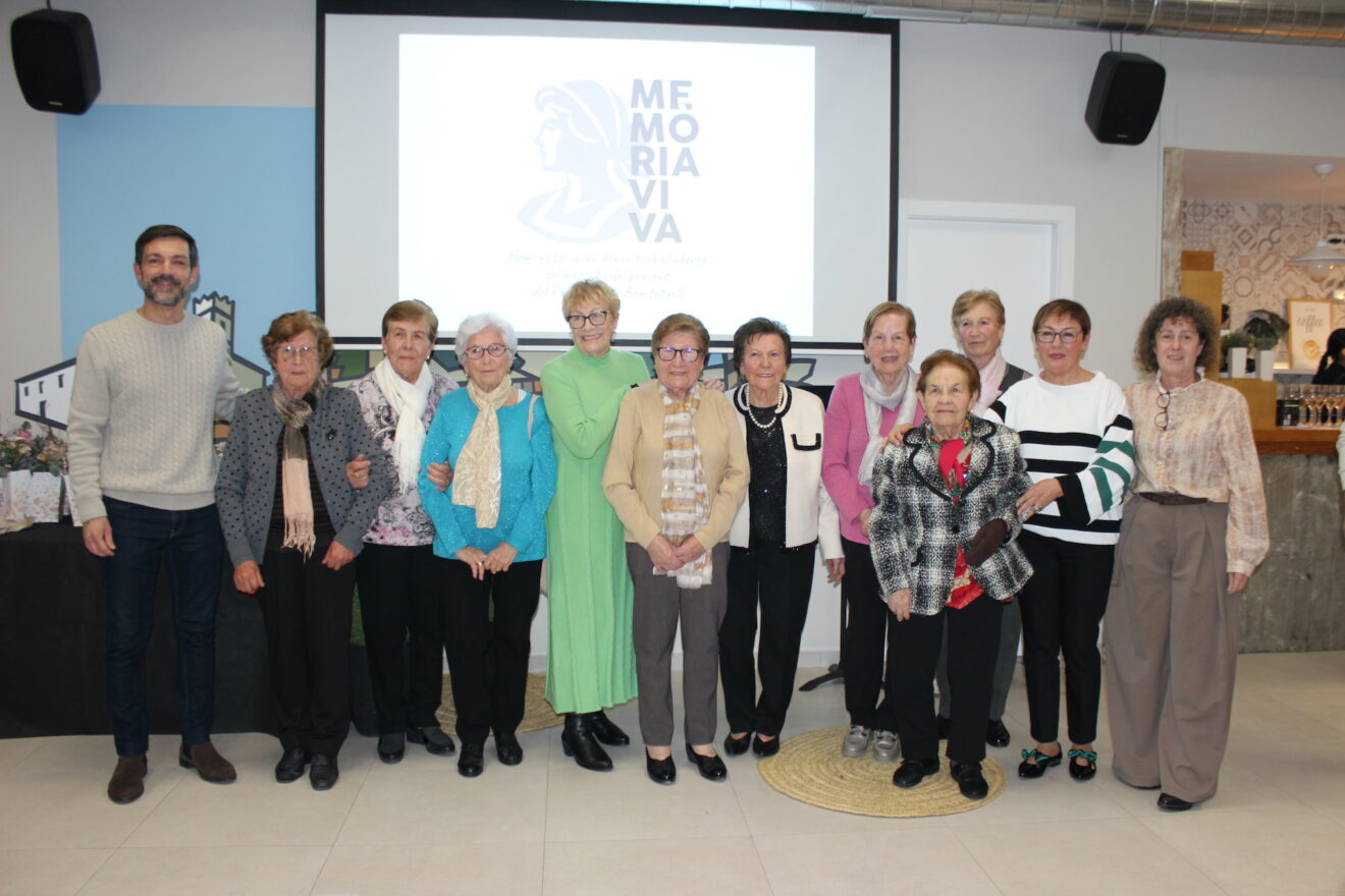 Foto de familia tras la presentación de «Memoria Viva II» en El Poble Nou de Benitatxell