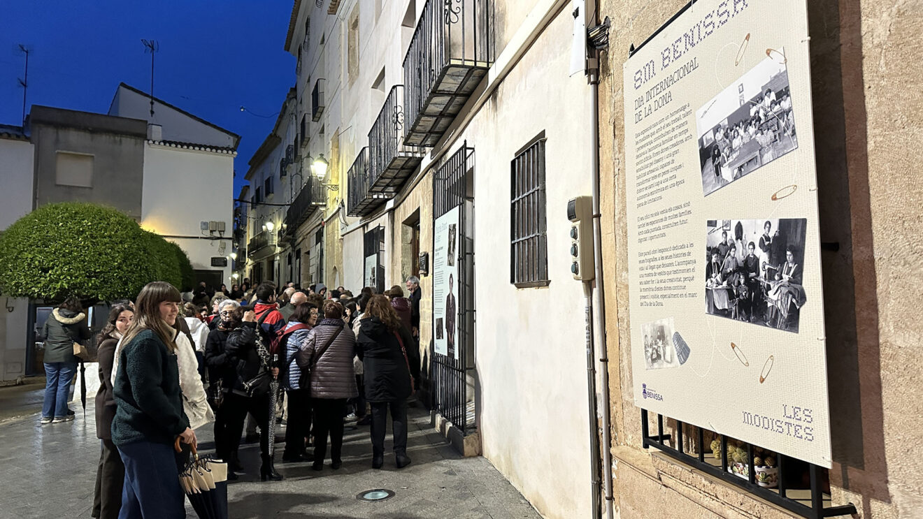 Inicio de la exposión 'Les modistes' de Benissa por el 8M este 2026