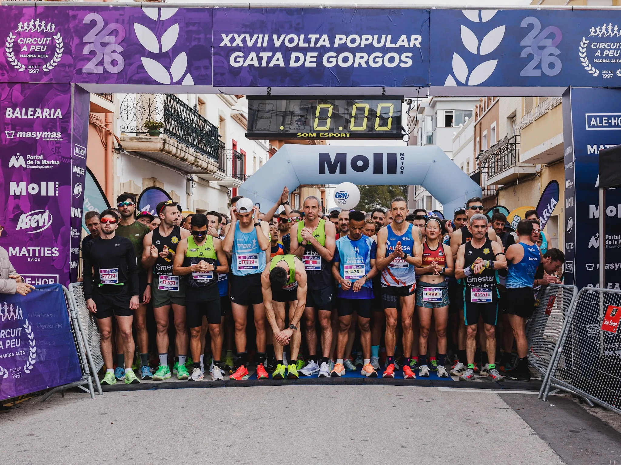 instantes previos al inicio de la carrera con los atletas de elite concentrados en la linea de salida