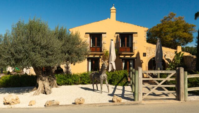 jardines y terrazas de vall de cavall donde la naturaleza acompana cada comida