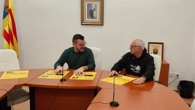 Imagen: José Luis Mas, alcalde de Els Poblets, y Ricard Pérez en la presentación del ciclo 'Diàlegs'
