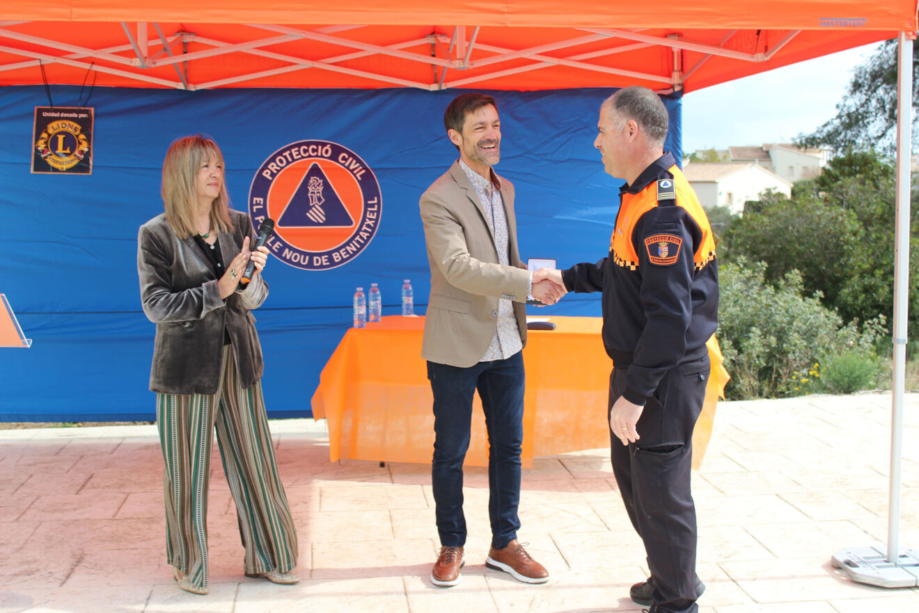 La concejala de Seguridad Ciudadana de Benitatxell, María José Ivars, Miguel Ángel García, alcalde de Benitatxell, y el jefe de Protección Civil, Arturo Esteve