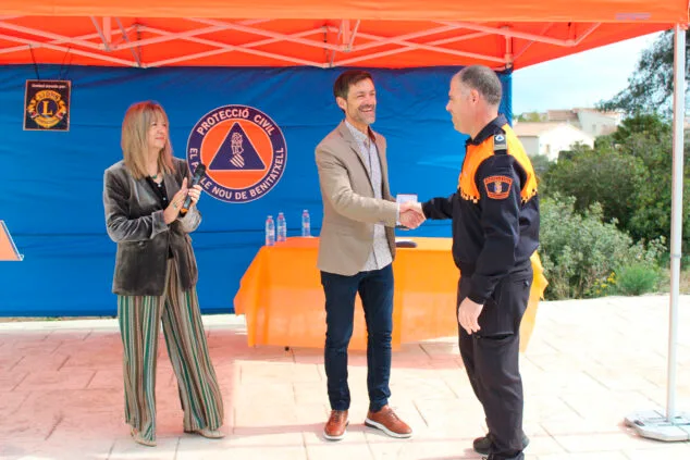 Emotivo homenaje a Protección Civil de Benitatxell por su labor solidaria en la DANA de València 2 Imagen: La concejala de Seguridad Ciudadana de Benitatxell, María José Ivars, Miguel Ángel García, alcalde de Benitatxell, y el jefe de Protección Civil, Arturo Esteve