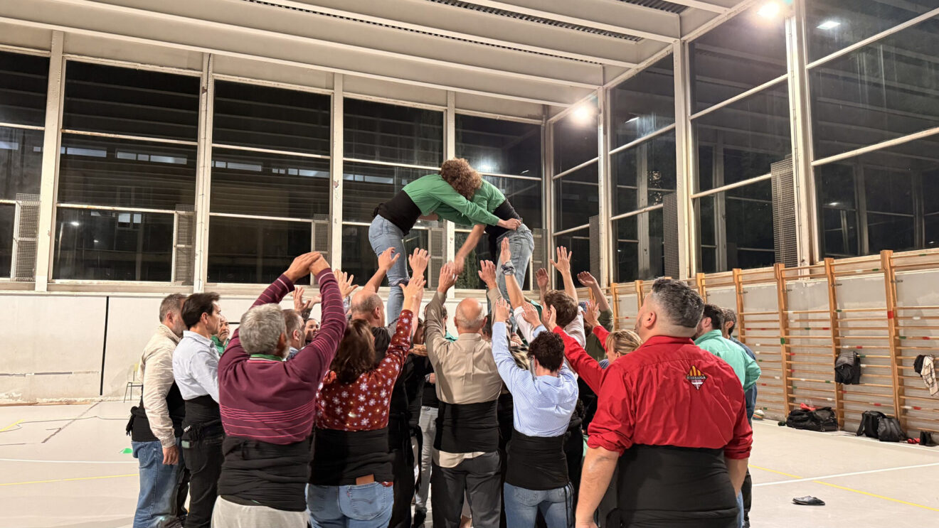 LaMarinaAlta . com se infiltra en un ensayo de la Muixeranga de la Marina Alta para su actuación en la Magdalena de Castelló