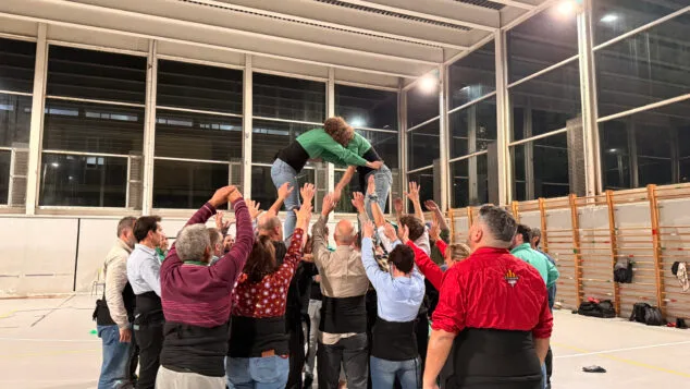 Imagen: LaMarinaAlta . com se infiltra en un ensayo de la Muixeranga de la Marina Alta para su actuación en la Magdalena de Castelló
